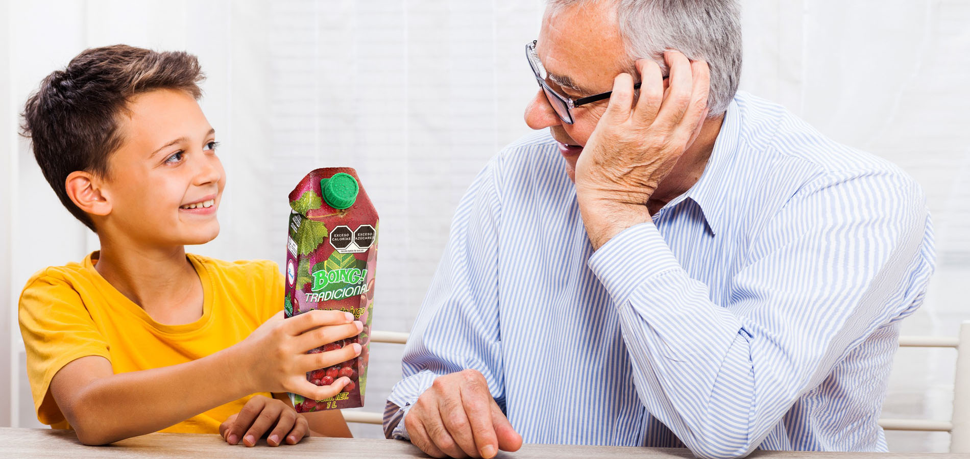 image Abuelo y niño con un boing